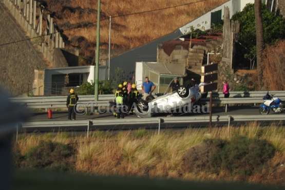 Cuatro heridos en el aparatoso vuelco de un vehículo en la rotonda de Tara-Telde (Foto TA)